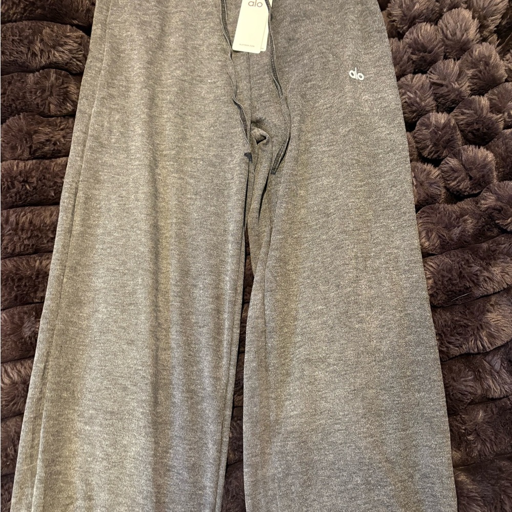 Alo straight leg yoga sweats - Picture 4 of 4